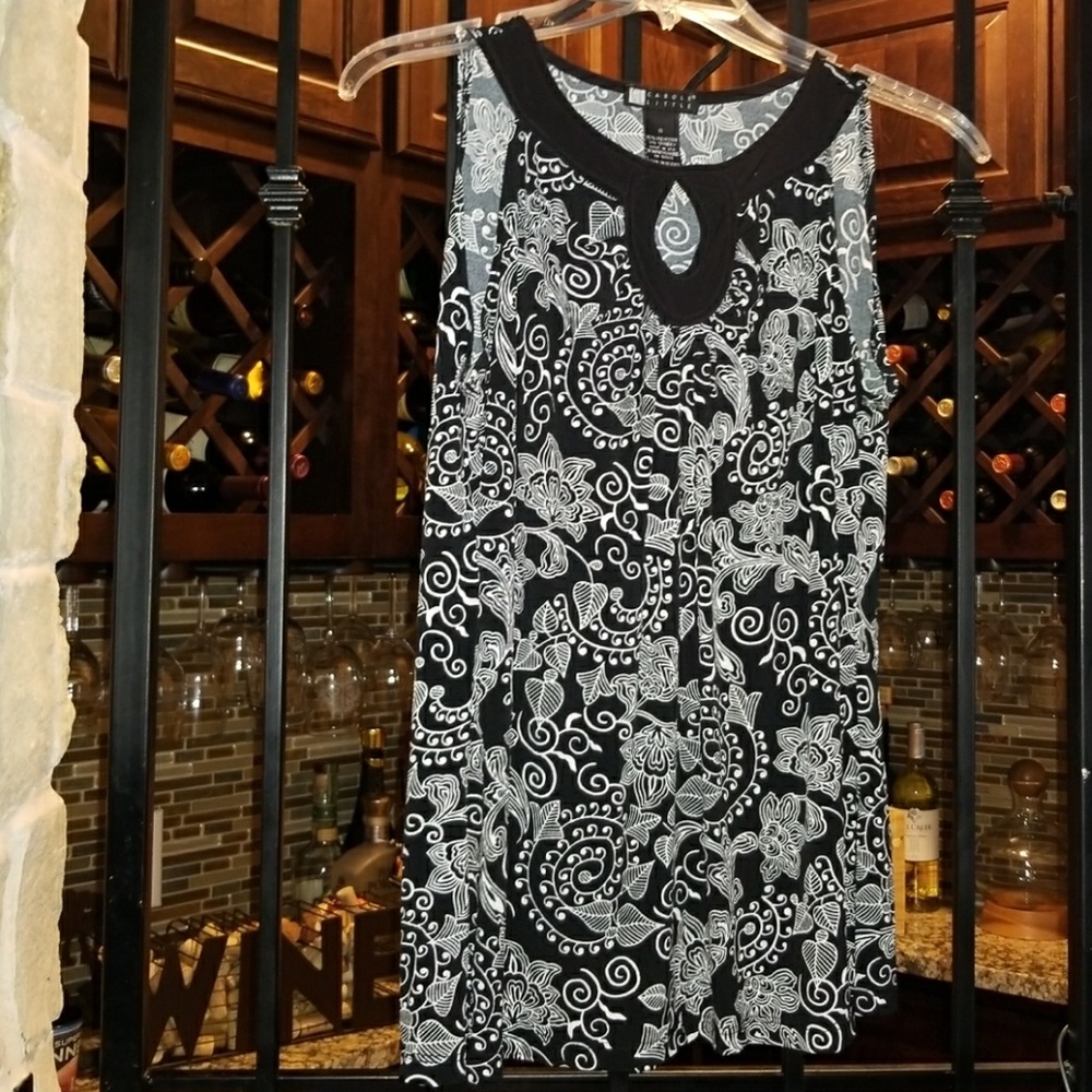 Black & White Keyhole Top